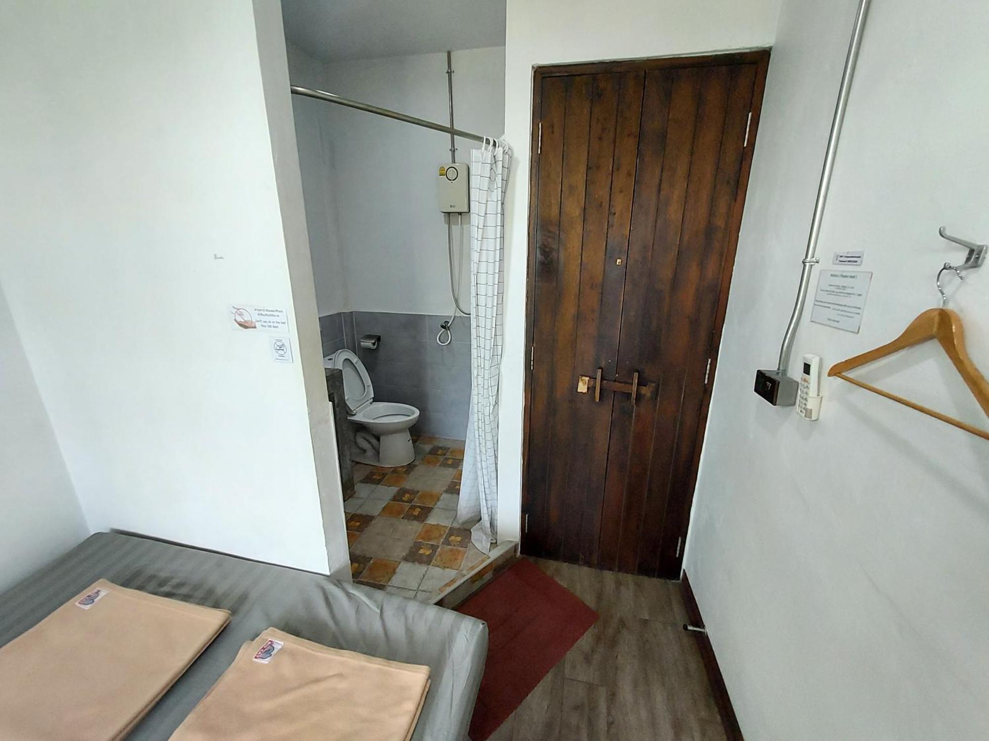Feel Good Bangkok Hostel Екстериор снимка