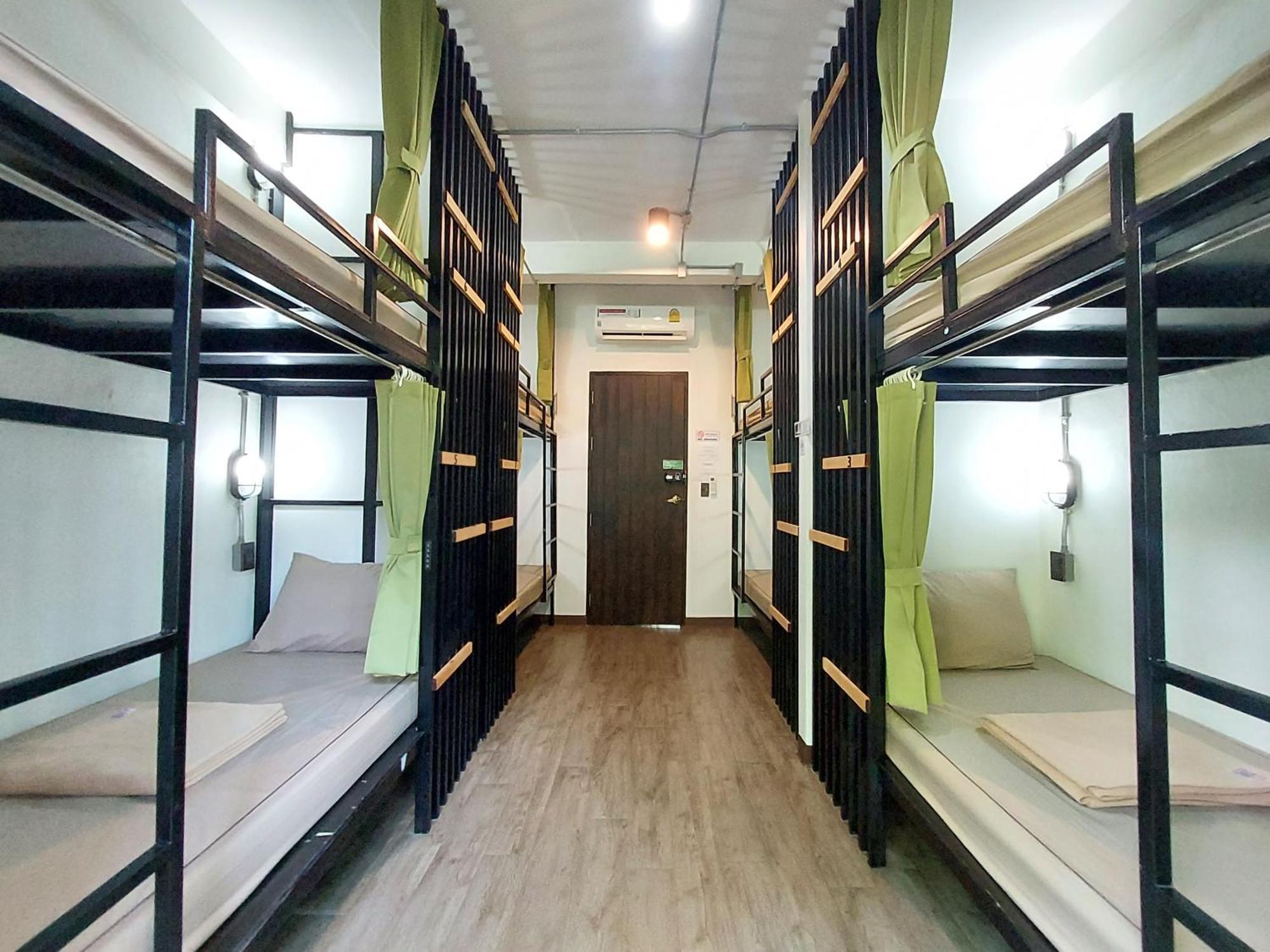 Feel Good Bangkok Hostel Екстериор снимка