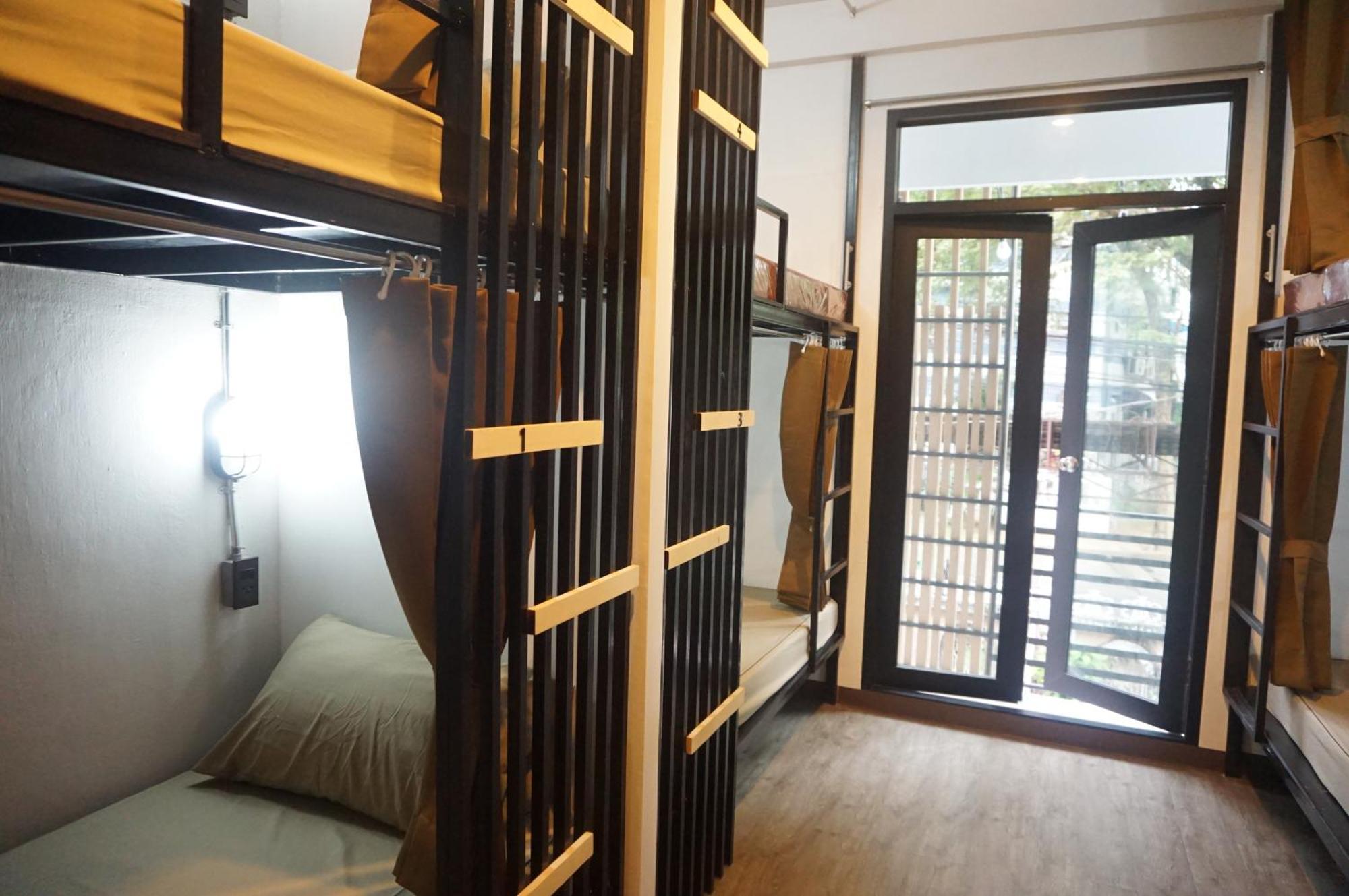 Feel Good Bangkok Hostel Екстериор снимка