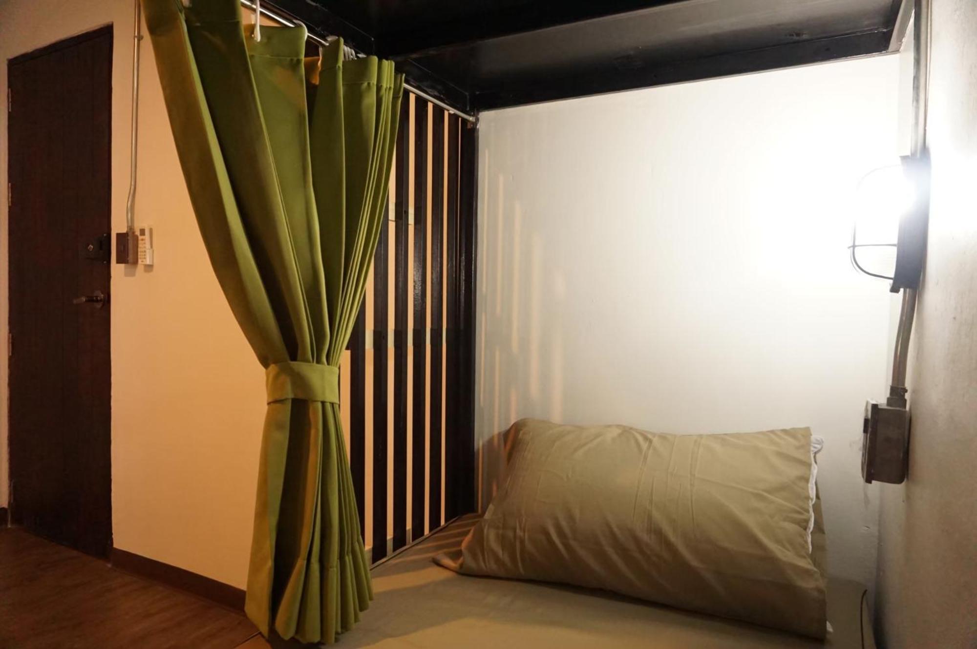 Feel Good Bangkok Hostel Екстериор снимка